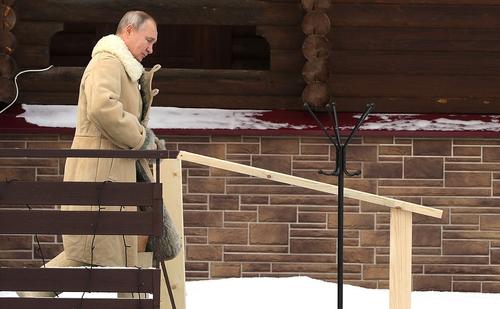 Кремль опубликовал фото Владимира Путина: президент окунулся на Крещение в прорубь