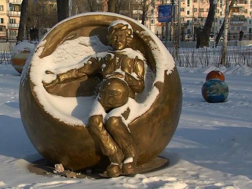 В Челябинске требуют убрать памятник «глубоко беременной» Терешковой