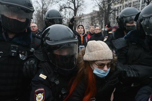 В Москве начались жесткие задержания. На Пушкинской площади силовики «давят» протестующих