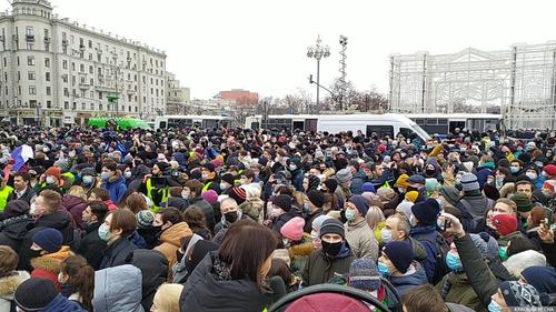 1090 человек задержаны на акциях протеста, 40 тысяч вышли на улицы только в Москве  и сейчас толпа скандирует:«Свободу!»