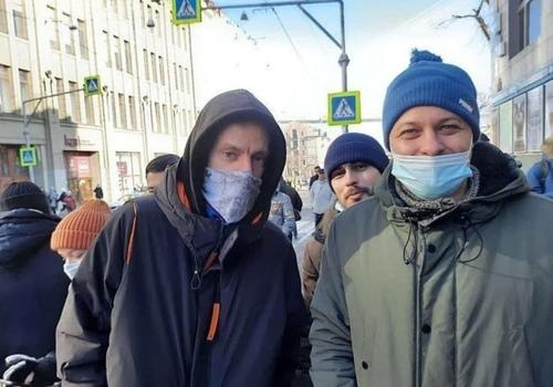 Журналист Юрий Дудь пришел на митинг во Владивостоке. Местные СМИ пишут, что на улицах сейчас больше 4 тысяч человек