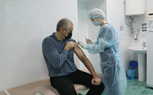 Глава Крыма Аксенов привился вакциной «Спутник V»
