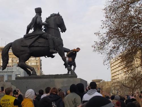 Участник незаконной акции за Навального в Краснодаре оголился на памятнике Кубанскому казачеству 