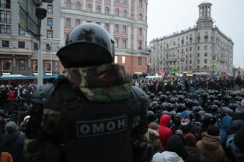 Депутат от Чечни попросил участника драки на протесте в Москве связаться с ним 
