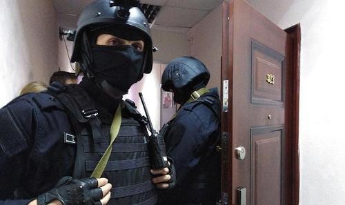 Обыски в Москве проходят сразу по нескольким адресам. В квартиру Юлии Навальной не пускают адвоката