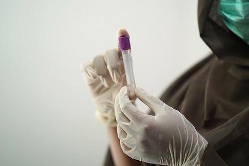 В США испортивший сотни доз вакцины против COVID-19 провизор признал себя виновным