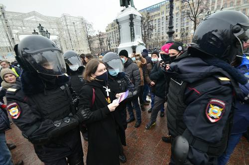 В Москве заведено дело на украинку, избившую полицейского на незаконной акции