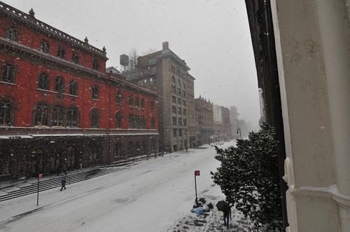 В Нью-Йорке в преддверии снежной бури введено чрезвычайное положение, отменено большинство рейсов