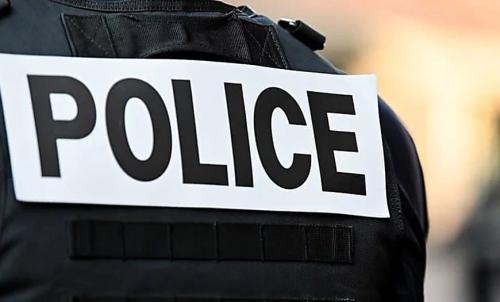 Французская полиция проводит спецоперацию в Тулоне, где из окна дома выбросили коробку с человеческой головой