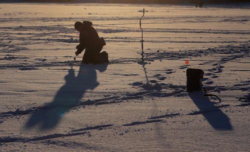 Около ста рыбаков спасли с оторвавшейся льдины у берегов Сахалина