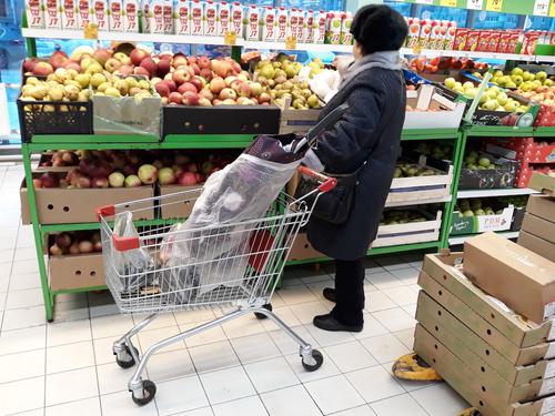 В Минпромторге предложили ежемесячно переводить нуждающимся россиянам деньги на продукты