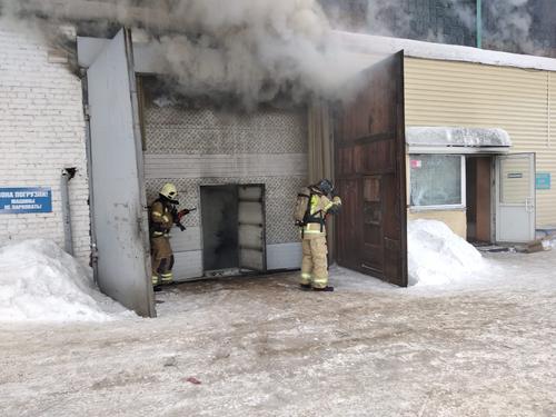 Трое пожарных погибли в Красноярске при тушении огня на складе автозапчастей  