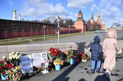 Жозеп Боррель перед отъездом из России почтил память политика Бориса Немцова