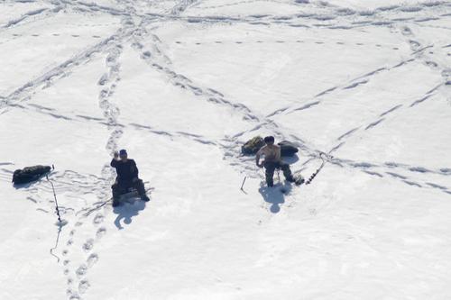 В Архангельской области спасли провалившихся под лед рыбаков