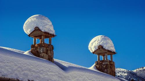 Четыре человека погибли после схода снега с крыши здания в Алтайском крае