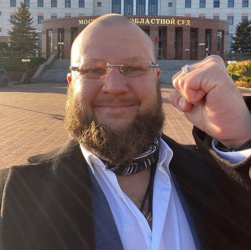 В Подмосковье депутат требует 100 миллионов рублей от властей. Он уверен, именно чиновники спровоцировали его развод с женой 