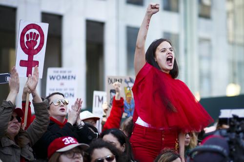 «Феминистки в борьбе»: женщины имеют право раздеваться там, где их не видят мужчины