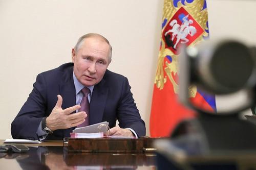 Владимир Путин дал поручение изучить соотношение уровня зарплаты сотрудников и руководителей учреждений