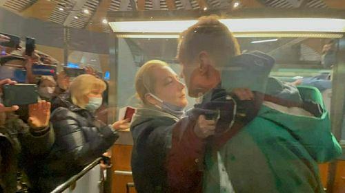 Юлия Навальная показала письмо от мужа из СИЗО: «Моя камера забита фотографиями котов»