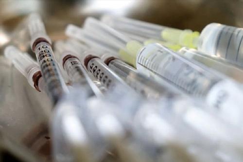 В Чехии зафиксировали первый летальный случай после вакцинации от коронавируса