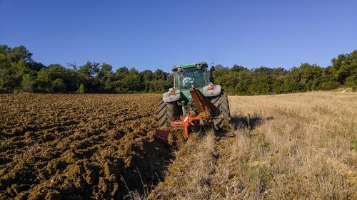 В сельском хозяйстве теперь работает в два раза меньше людей, скоро исчезнут и многие другие профессии