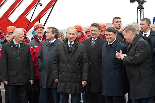 Застройщики моста, на открытие которого приезжал Путин, объявлены банкротами. Рабочие просят президента выплатить им зарплату