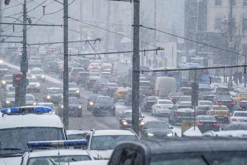 Москвичей предупредили о транспортном коллапсе из-за снегопада в пятницу