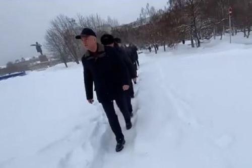 Володин заставил саратовских чиновников пройтись пешком по заснеженным улицам