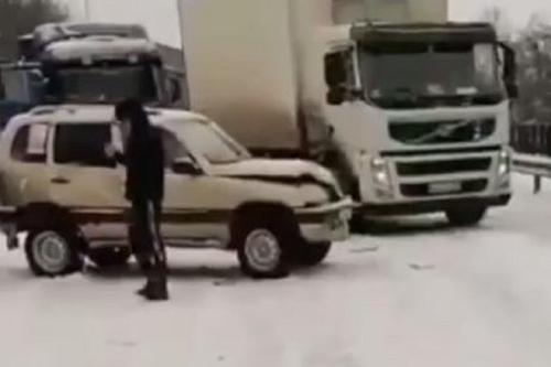 В ДТП под Краснодаром попали 17 автомобилей и автобус
