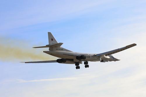 Военный самолет Ту-142 утром произвел экстренную посадку под Вологдой из-за отказа двигателя