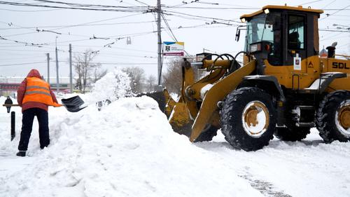 В Дептрансе Москвы перечислили участки дорог с самой сложной ситуацией из-за снега 