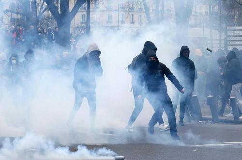 В Греции полиция применила слезоточивый газ против демонстрантов, выступающих против карантинных мер