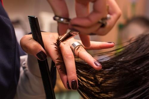 Когда в Латвии начнут работать парикмахерские и салоны красоты