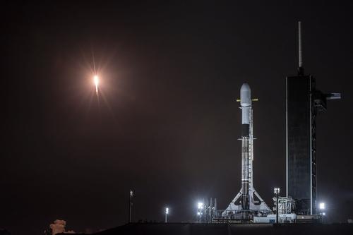SpaceX запустила ракету-носителя  Falcon 9 с 60 спутниками Starlink