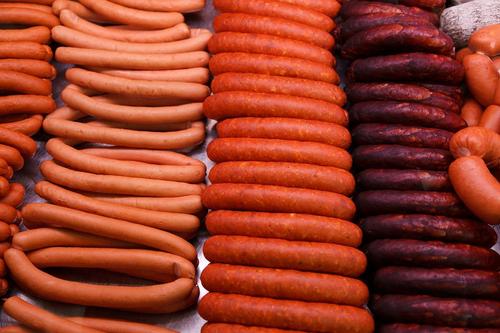 «Ъ»: в России предложили поднять цены на колбасу и сосиски