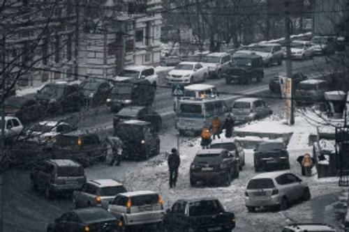 Аномальные холода и снегопады привели к большим пробкам в Москве