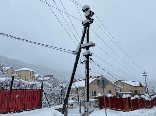 В горных посёлках Сочи восстанавливают электроснабжение