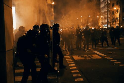 Испанские протесты из-за осуждённого рэпера привели к столкновениям на улицах