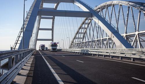 Крымский мост впервые перекрыли из-за сильного снегопада, образовались пробки 