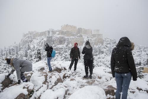 Сотни домов шестые сутки остаются в Греции без электричества после снегопада
