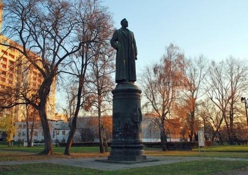 Треть опрошенных москвичей выступают за Лубянку без памятника