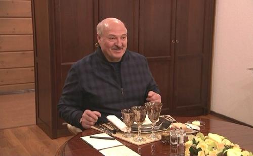 Александр Лукашенко подарил Владимиру Путину корзину