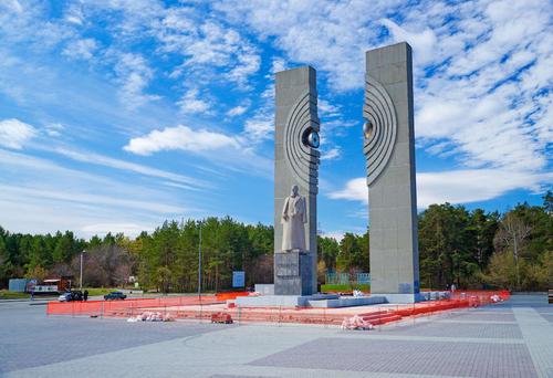 Сносить ларьки у памятника Курчатову придется через суд