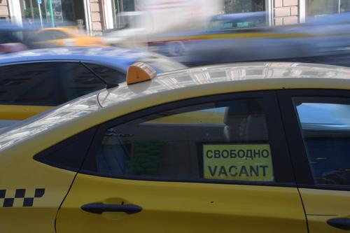 Машина такси врезалась в отбойник на востоке Москвы