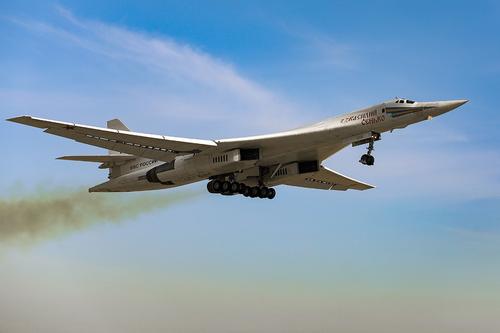 Difesa Online: полет российских ракетоносцев Ту-160 над Северной Европой стал сигналом США   