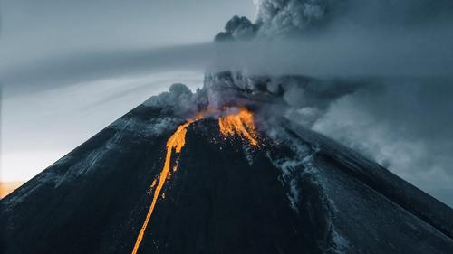 Извержение Ключевского вулкана на Камчатке набирает силу