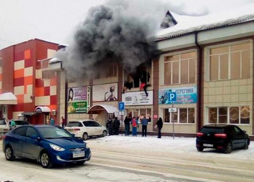 В Горно-Алтайске горит торговый центр, посетители спасаются от огня, выпрыгивая из окон