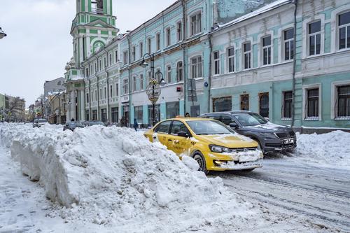 МЧС предупредило москвичей о снегопаде и гололедице ночью и утром