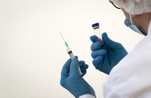 Мантуров cообщил о снижении предельной отпускной цены на вакцину против коронавируса «Спутник V»