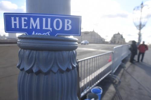 Женщине-волонтеру  распылили газ в лицо на акции памяти Бориса Немцова
